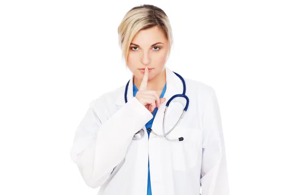 Seriöser Arzt macht Schweigezeichen — Stockfoto