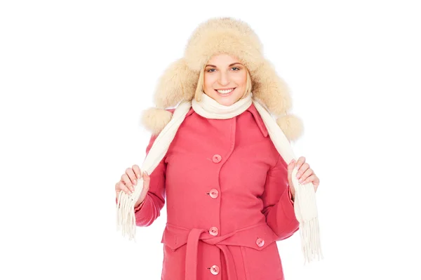 Mujer sonriente con sombrero de piel y abrigo rosa —  Fotos de Stock