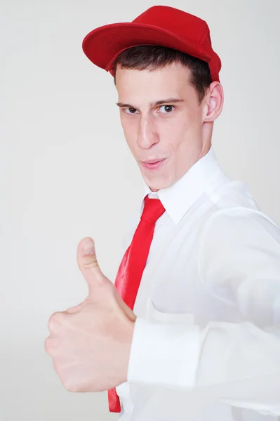 Homem de boné vermelho mostrando polegares para cima — Fotografia de Stock