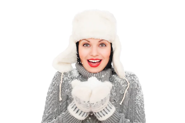 Mujer feliz sosteniendo nieve en sus mitones —  Fotos de Stock