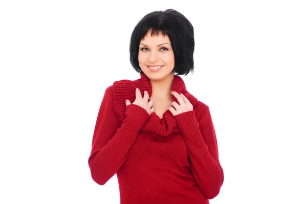 Красивая улыбающаяся женщина в красном свитере — стоковое фото