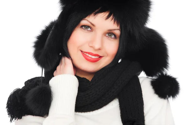Femme souriante en chapeau de fourrure noir — Photo