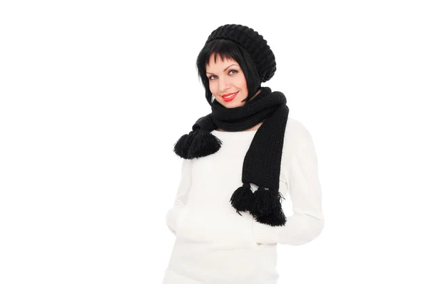 Smiley kvinna i svart mössa och halsduk — Stockfoto