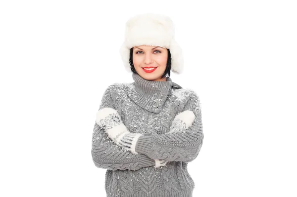 Donna sorridente in cappello di pelliccia bianca — Foto Stock