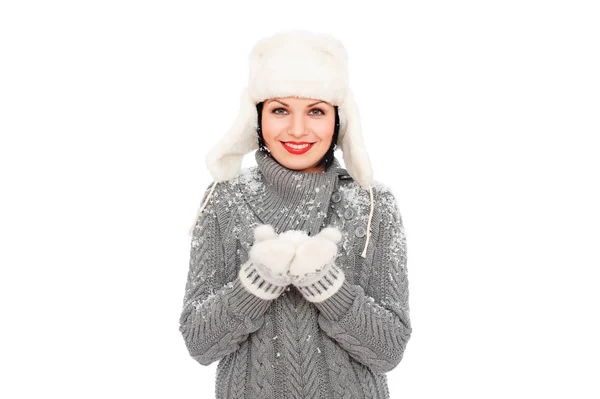 Γυναίκα που κρατά το χιόνι σε γάντια — Φωτογραφία Αρχείου