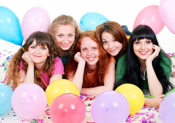 Счастливые девушки с воздушными шарами — стоковое фото