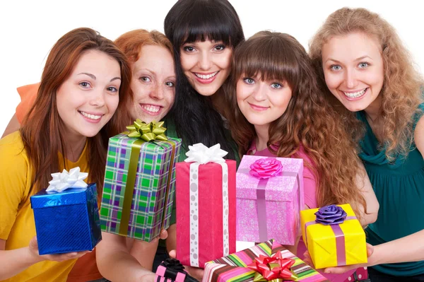 Mujeres sonrientes con cajas de regalo variopintas —  Fotos de Stock