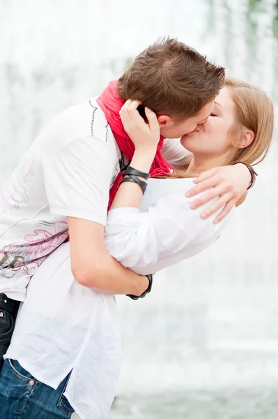 Красивая фотография целующейся пары — стоковое фото