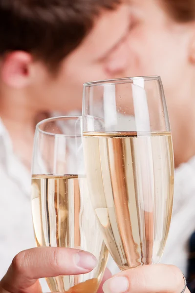 Glasses of champagne against lovers — Stock Photo, Image