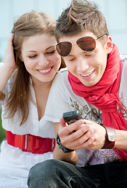 Smiley tieners kijken naar mobiel — Stockfoto