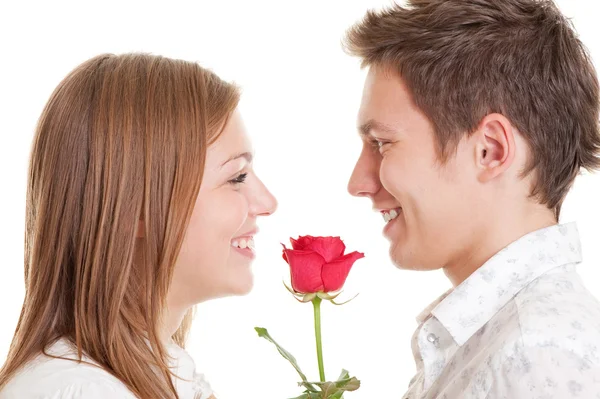 Mladý pár s červenou růží — Stock fotografie