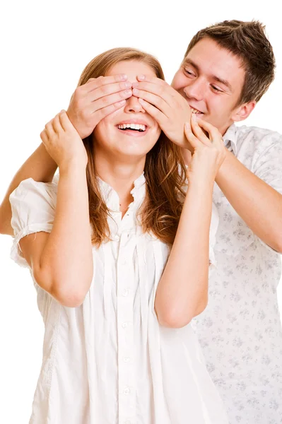Joven hombre cerrar los ojos su novia — Foto de Stock