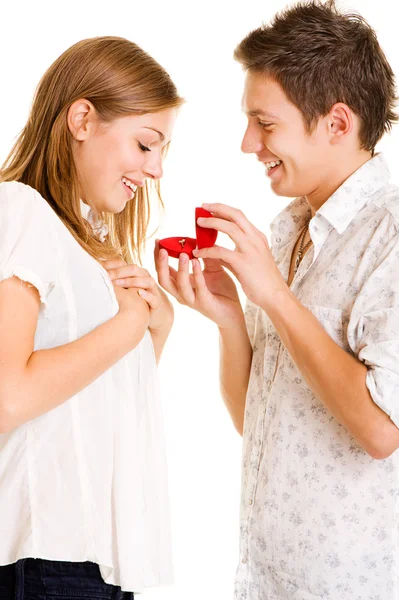Jovem dando seu anel namorada — Fotografia de Stock