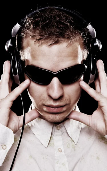 Beau DJ dans des lunettes de soleil avec écouteurs — Photo