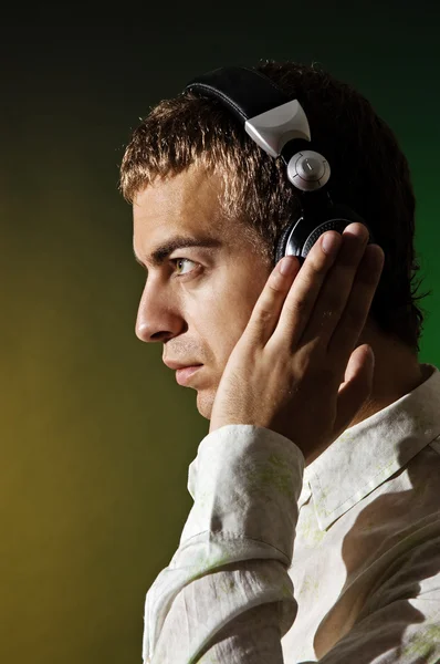 Adam müzik dinlerken kulaklık — Stok fotoğraf