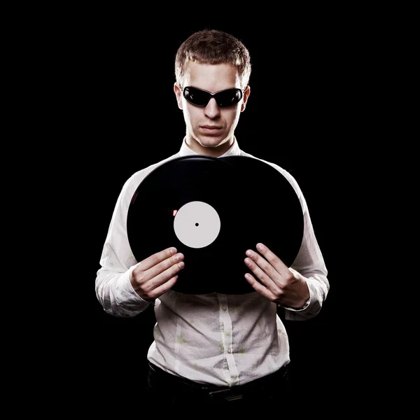 Porträt eines gutaussehenden DJs mit Schallplatten — Stockfoto
