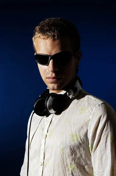 Porträt eines stilvollen DJs — Stockfoto