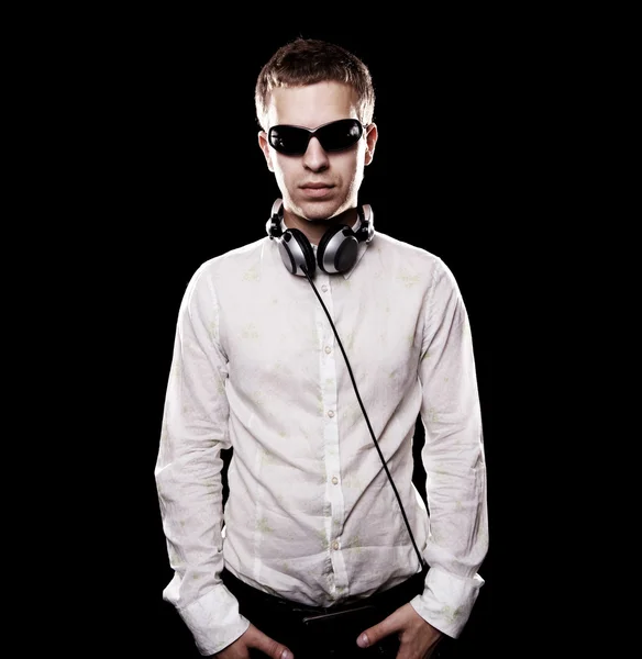Seriöser DJ mit Kopfhörer — Stockfoto
