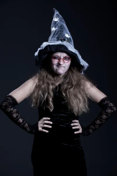 Bruxa astuta sobre fundo escuro — Fotografia de Stock