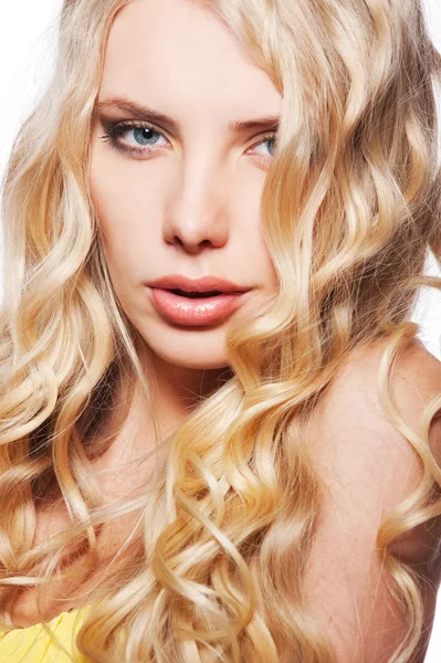 Όμορφη ξανθιά με σγουρά μαλλιά — Φωτογραφία Αρχείου