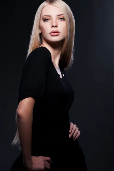 Beautiful woman over dark background — Stock Photo, Image