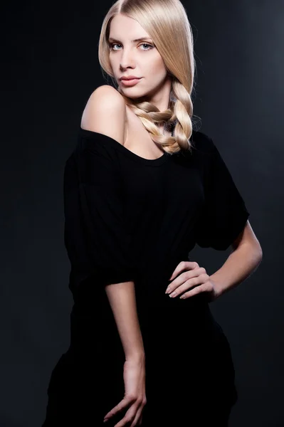 Schöne junge Blondine posiert — Stockfoto
