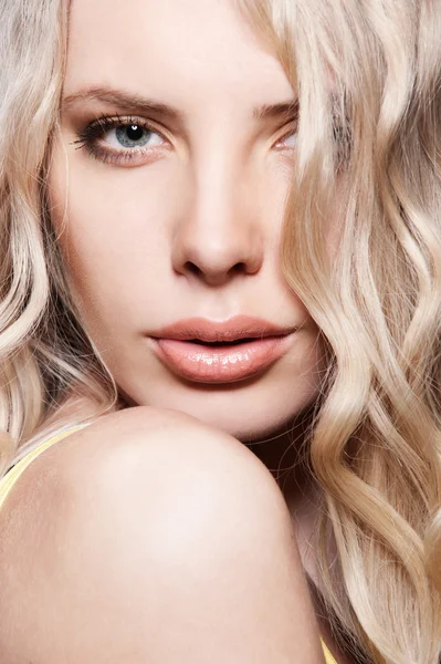 Porträtt av vacker blondin — Stockfoto