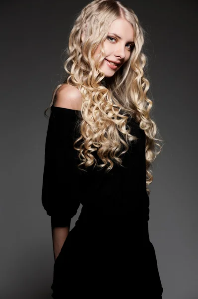 Sorridente bella donna con i capelli ricci — Foto Stock