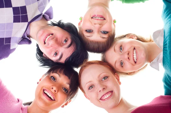 Група щасливих молодих в колі — стокове фото