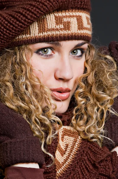 Привлекательная женщина в коричневом шарфе и кепке — стоковое фото