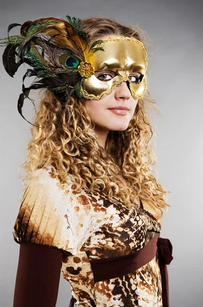 Красива блондинка в венеціанській масці з пір'ям — стокове фото
