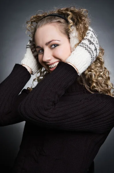 ニットの手袋と毛皮のイヤホンで美しい笑顔の女性 — ストック写真