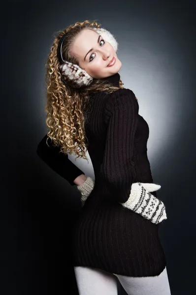 Mulher bonita em suéter girando e olhando na câmera — Fotografia de Stock