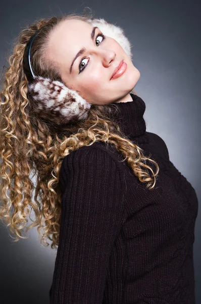 Όμορφη νεαρή κοπέλα στη γούνα ακουστικά — Φωτογραφία Αρχείου
