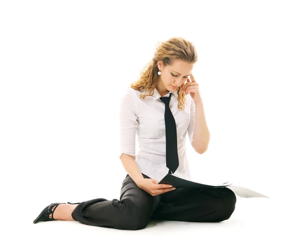ドキュメントを床に座っている女性実業家 — ストック写真