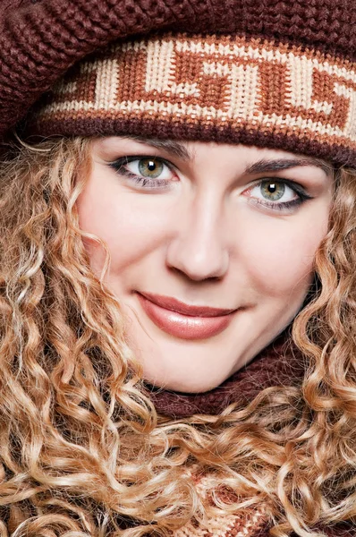 Ritratto di biondo sorridente in berretto lavorato a maglia — Foto Stock