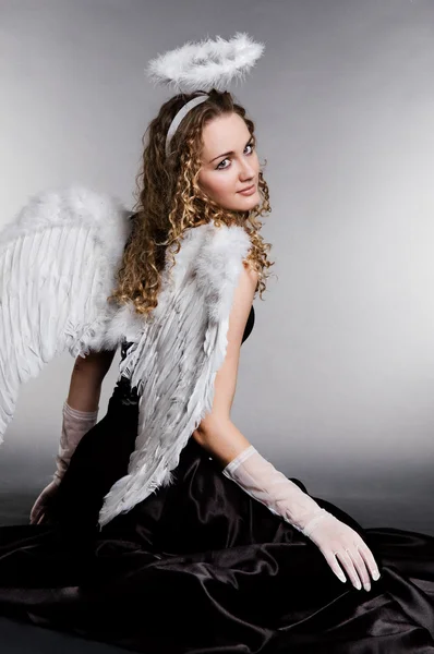 Hübscher Engel, der sich dir zuwendet — Stockfoto