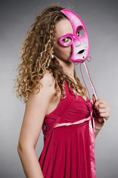 Vacker kvinna i rosa mask — Stockfoto