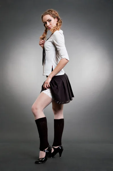 Studentessa mostrando le calze traforate — Foto Stock