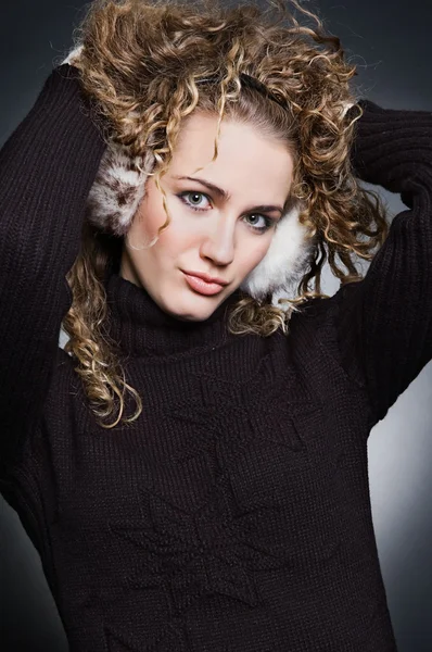 Poważne młoda kobieta w czarny sweter — Zdjęcie stockowe