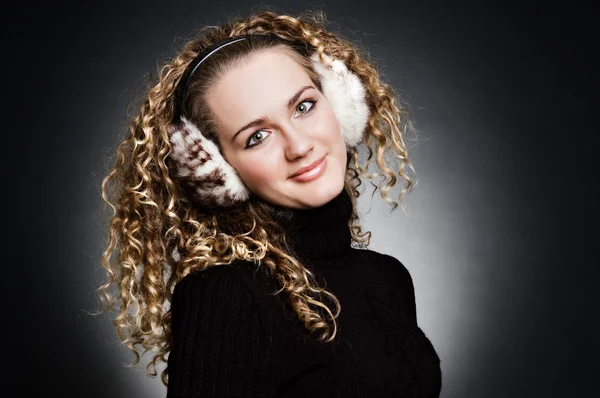 Smiley junges Mädchen mit Kopfhörern aus Fell — Stockfoto