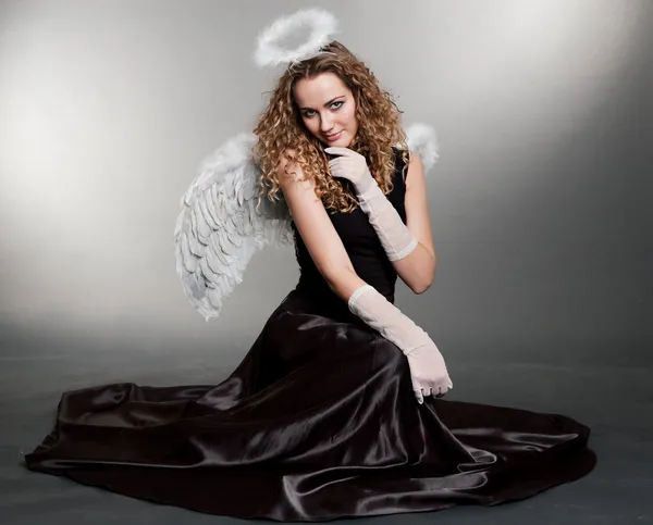 Słodki anioł siedzi na podłodze — Zdjęcie stockowe