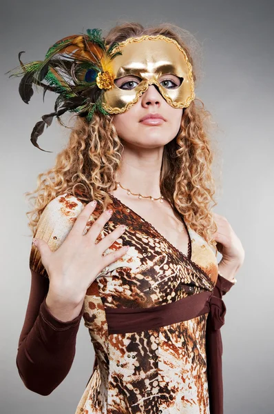 Jonge vrouw in Venetiaans masker — Stockfoto