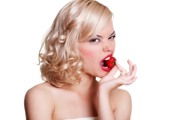 Kuszące blond gryzienie słodkiej truskawki — Zdjęcie stockowe