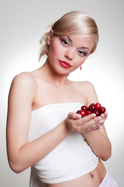 Verführerische Blondine mit roten Beeren — Stockfoto