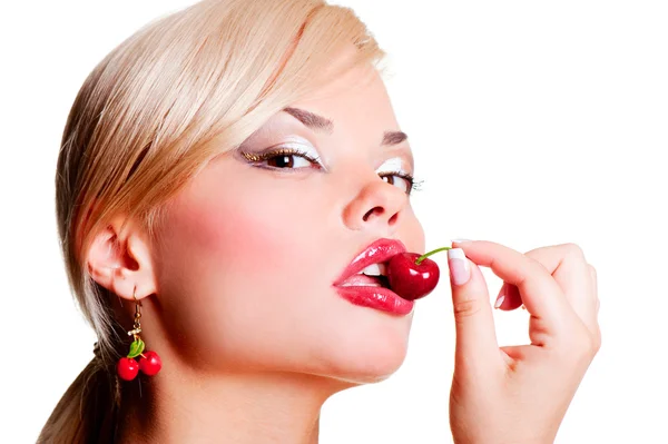 Donna seducente con ciliegia — Foto Stock