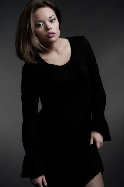 Modelo atractivo en vestido negro — Foto de Stock