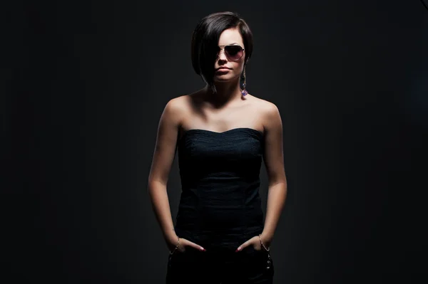 Attraktiv kvinna i solglasögon — Stockfoto