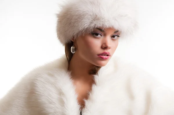 Donna attraente in pelliccia bianca — Foto Stock
