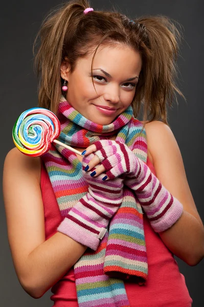 사탕과 매력적인 젊은 여자 — 스톡 사진